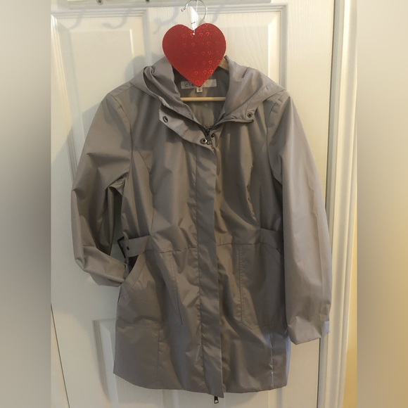 Women’s rain jacket- it’s almost new! ☔️ - Picture 1 of 3